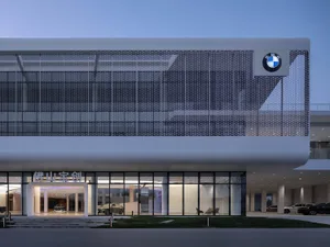 現代BMW商業大樓外觀，採用玻璃與金屬表面。
