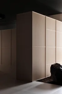 以極簡風格設計的混凝土空間，擁有乾淨俐落的線條與簡潔造型。