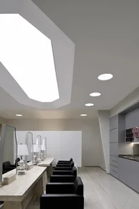現代水療空間，採用混凝土瓷磚與極簡設計。