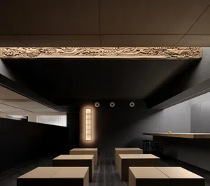 簡約餐廳室內，配備深色木質家具與黑色燈具。
