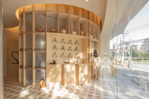 簡約風格的零售店，展示木質層架與各式陳列商品。