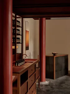 現代零售空間，搭配木質櫃檯與混凝土元素。