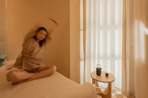 寧靜的臥室場景以中性色調為主，聚焦於柔軟棉質布料營造的舒適放鬆氛圍