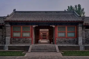 傳統住宅玄關，採用磚造結構並擁有精緻的建築細節。