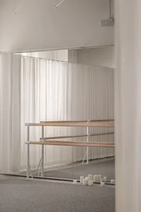 極簡風格的舞蹈工作室，融合木質與玻璃元素。