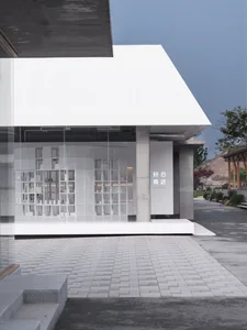 現代店面擁有大型玻璃窗與極簡設計。