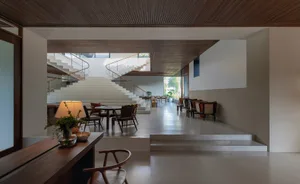 現代住宅客廳空間，採用極簡室內設計，搭配混凝土地板與牆面。