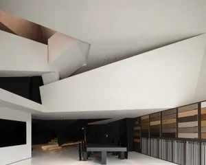 現代展示間擁有混凝土牆面、木質地板與自然光線。