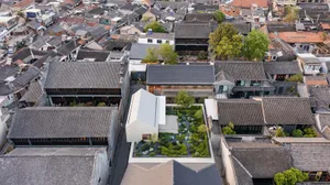 俯瞰歷史街區，傳統瓦片屋頂與現代白色建築並存