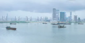 現代建築與碼頭船隻的城市景觀。