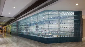 玻璃店面展示零售空間內貨架上的各式商品。