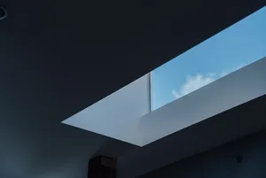 現代極簡室內空間，設有大型玻璃建築窗。