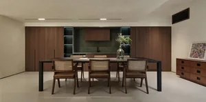 現代簡約餐廳內擺放一張俐落簡潔的餐桌椅，結合多種材質與紋理