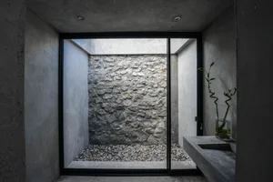 Concrete floor and wall design in a minimalist bathroom