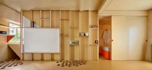 現代簡約工作室公寓，採用軟木地板、木質櫥櫃與玻璃窗。