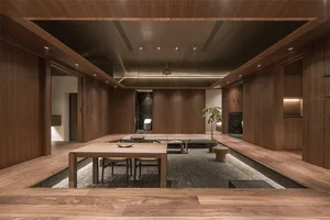 簡約餐廳室內空間，搭配木質元素與座位區