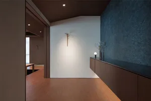 現代簡約室內設計，搭配木質地板與簡約裝飾。