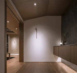 現代住宅空間，展現實木地板與混凝土元素。