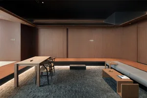 現代餐廳室內空間，搭配木質家具、餐桌與長椅。