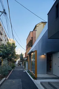 一座擁有金屬外觀的現代建築。