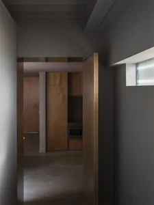 現代廚房室內，搭配木質櫥櫃與混凝土地板。