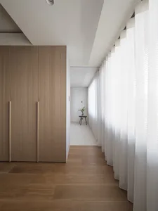 現代簡約室內空間，搭配木質家具與白色窗簾。