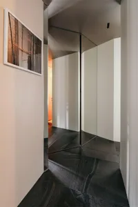現代室內設計在走廊中展示裝飾鏡
