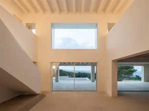現代極簡住宅室內，搭配大型窗戶，呈現寧靜的戶外景觀。