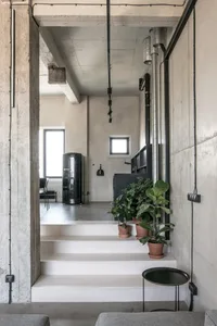 工業風格樓梯，採用混凝土與金屬元素