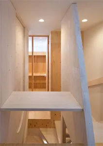 簡約室內空間，搭配木質牆面與家具。