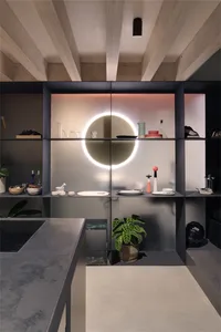 現代廚房搭配玻璃層架與金屬點綴。