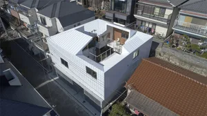 一棟擁有金屬外牆的現代住宅。