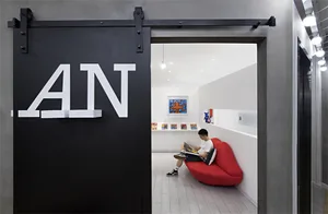 現代展覽空間，搭配混凝土地板與極簡設計。