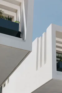 白色混凝土建築，擁有簡潔線條與幾何造型。