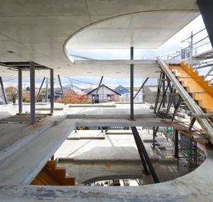 現代建築室內空間的攝影，展現裸露混凝土結構與工業設計元素。