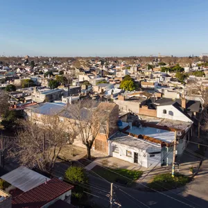 俯瞰都市社區，建築由混凝土、磚塊與金屬構成。