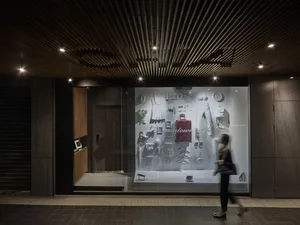 簡約風格的零售櫥窗展示，透過玻璃展示多樣服裝與配件。
