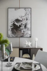 現代室內設計，牆面懸掛抽象藝術作品，搭配餐桌擺設與裝飾物件。