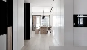 現代簡約廚房搭配木地板與家具。