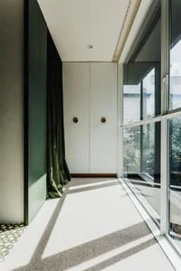 Modern residential interior design featuring concrete and glass materials, showcasing sleek and contemporary design elements.