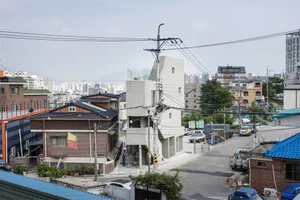 一張呈現混合建築材質與都市設計的街景照片。