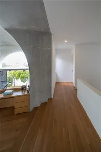 簡約住宅室內，搭配混凝土牆面與木質地板