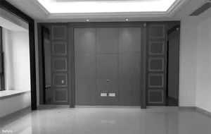 一間極簡風格的房間，展示現代金屬家具，包括俐落的金屬玄關桌與椅子，設計充滿趣味