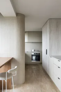 現代簡約廚房，搭配瓷磚、木質與金屬飾面。