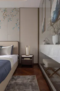 Modern minimalist bedroom featuring marble surfaces and textile elements, showcasing contemporary design.