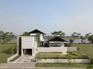 一座以混凝土與玻璃為主的極簡住宅。