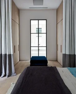 極簡臥室展示當代長凳與長凳，灰色混凝土地板搭配中性色窗簾