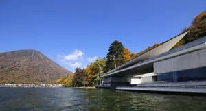 A modern minimalist house featuring concrete and glass materials.