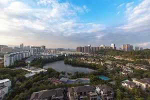 現代混凝土、鋼材與玻璃建築環繞綠意與河流的城市景觀