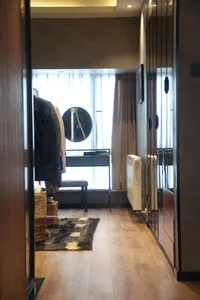 簡約衣櫥，搭配木地板與玻璃門。